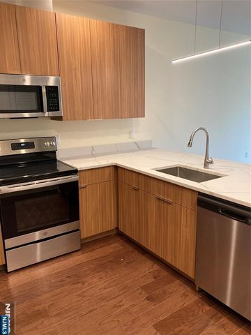 209 Oakdene Place 204, Cliffside Park, NJ 07010