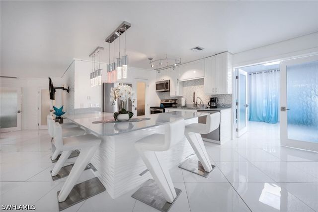 5940 English Oaks LN, Naples, FL 34119