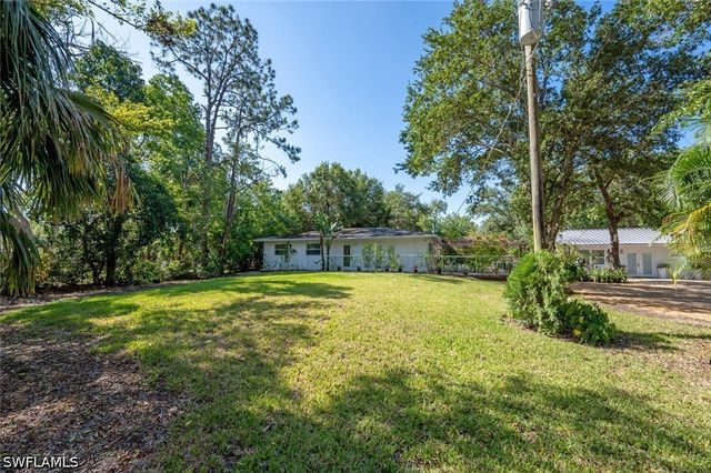 5940 English Oaks LN, Naples, FL 34119