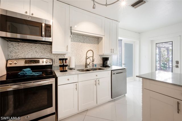 5940 English Oaks LN, Naples, FL 34119