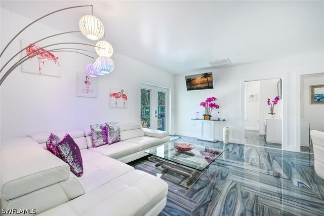 5940 English Oaks LN, Naples, FL 34119