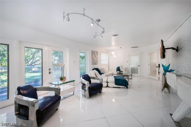 5940 English Oaks LN, Naples, FL 34119