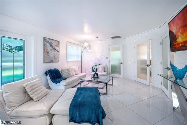 5940 English Oaks LN, Naples, FL 34119