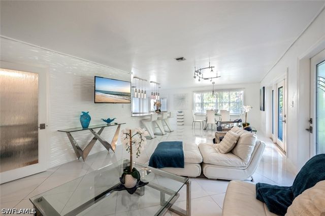 5940 English Oaks LN, Naples, FL 34119
