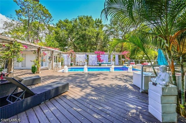 5940 English Oaks LN, Naples, FL 34119