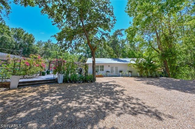 5940 English Oaks LN, Naples, FL 34119