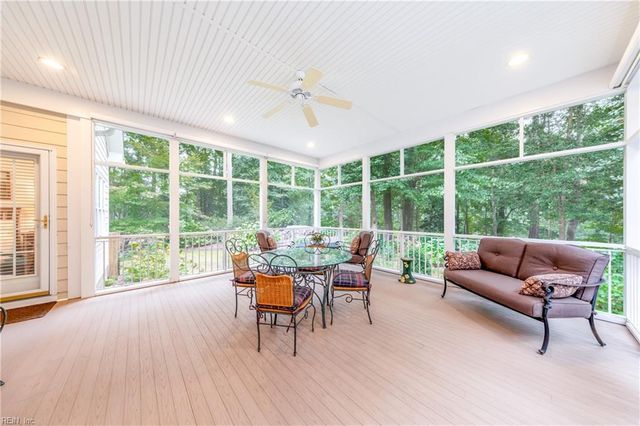 48 Turtle Point LN, Hartfield, VA 23071