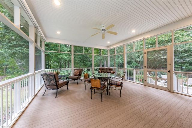 48 Turtle Point LN, Hartfield, VA 23071