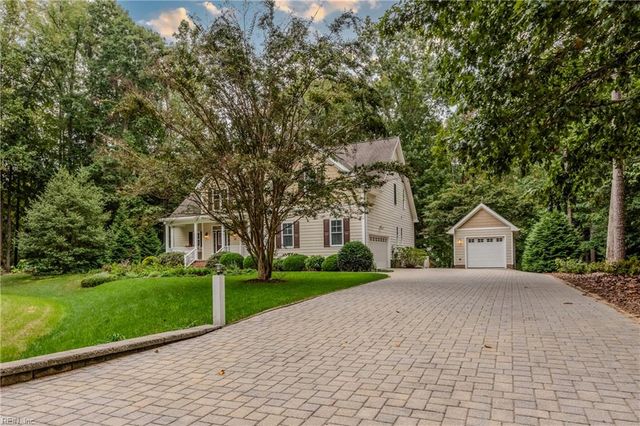 48 Turtle Point LN, Hartfield, VA 23071