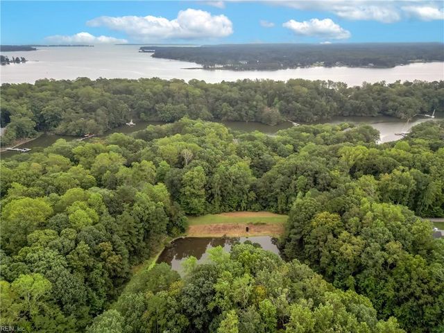 48 Turtle Point LN, Hartfield, VA 23071