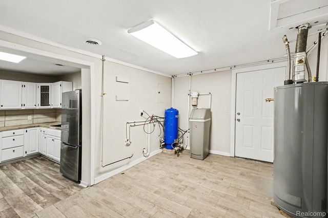 4267 Torrey Road, Flint Charter Township, MI 48507