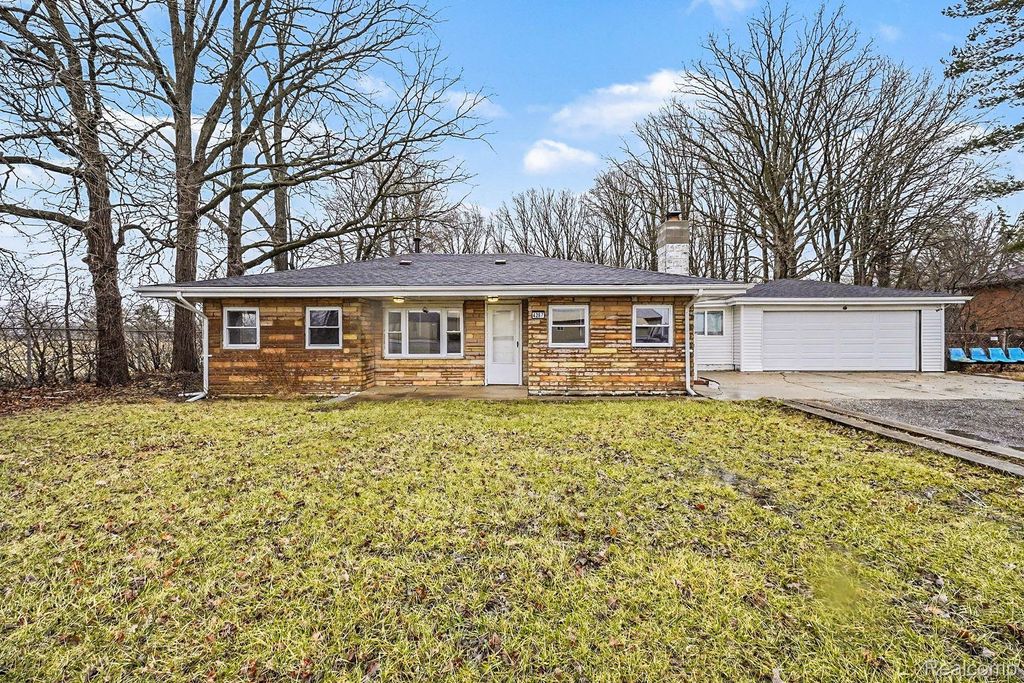 4267 Torrey Road, Flint Charter Township, MI 48507