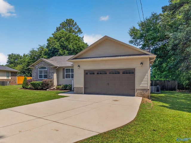 204 Mountain Lake Circle, Rainbow City, AL 35906
