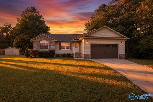 204 Mountain Lake Circle, Rainbow City, AL 35906