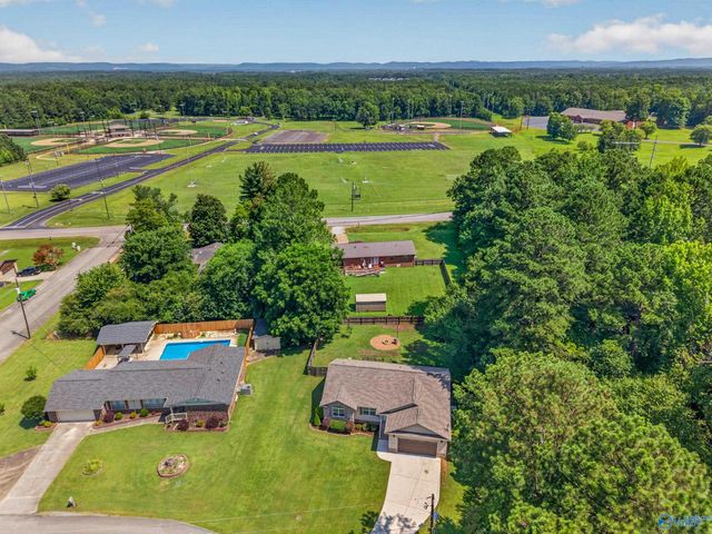 204 Mountain Lake Circle, Rainbow City, AL 35906