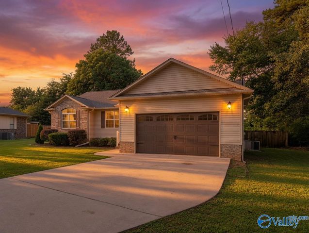 204 Mountain Lake Circle, Rainbow City, AL 35906
