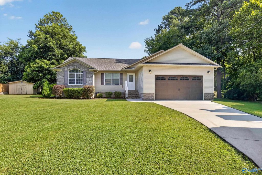 204 Mountain Lake Circle, Rainbow City, AL 35906