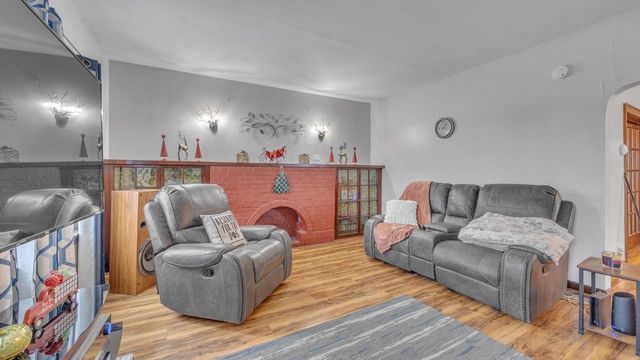 666 W 9th AVENUE, Oshkosh, WI 54902