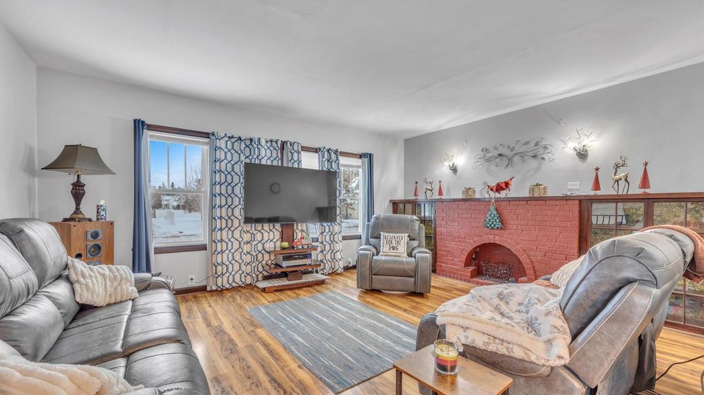 666 W 9th AVENUE, Oshkosh, WI 54902