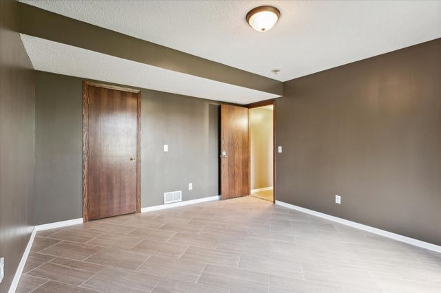 6913 Connelly Circle, Savage, MN 55378