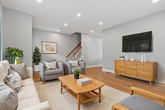 66 Oak St 66, Clinton, MA 01510