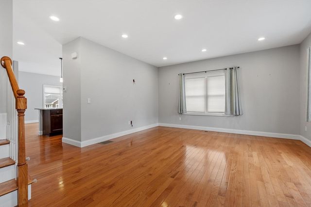 66 Oak St 66, Clinton, MA 01510