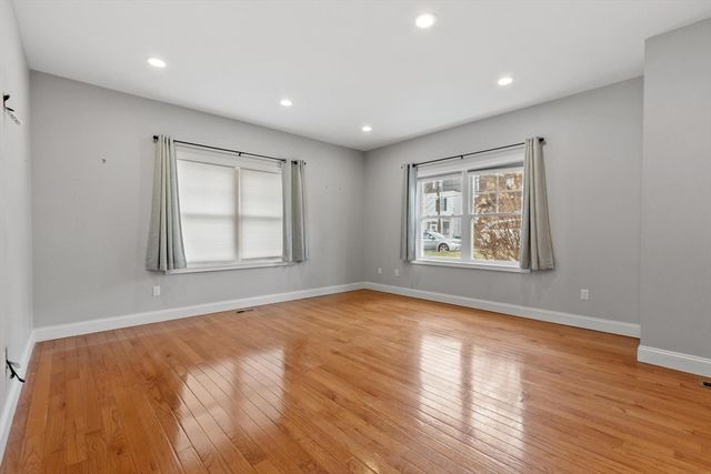 66 Oak St 66, Clinton, MA 01510