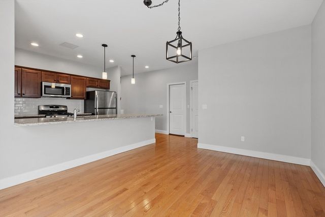 66 Oak St 66, Clinton, MA 01510