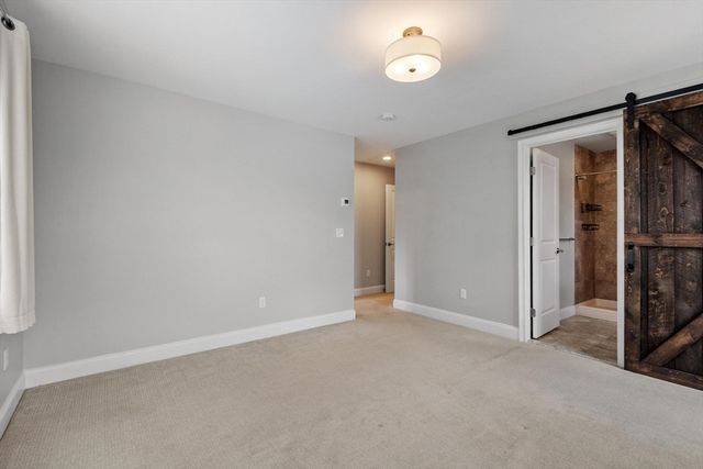 66 Oak St 66, Clinton, MA 01510