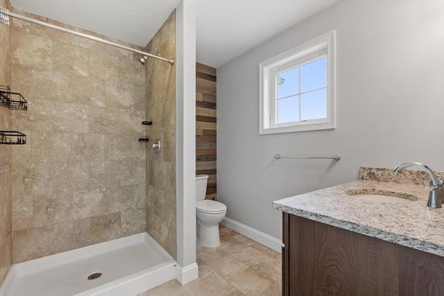 66 Oak St 66, Clinton, MA 01510