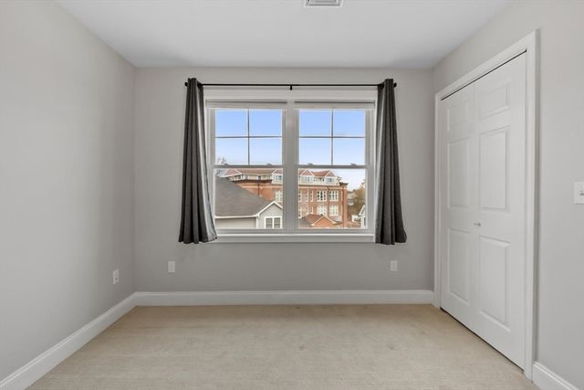 66 Oak St 66, Clinton, MA 01510