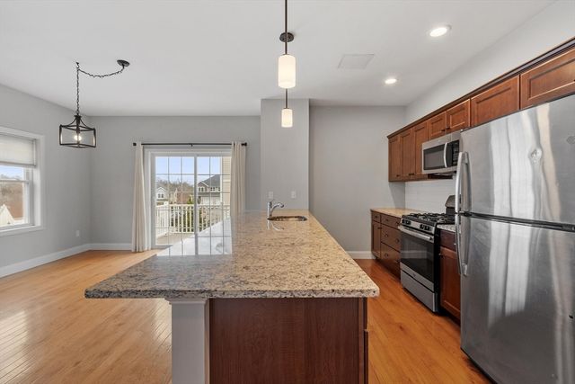 66 Oak St 66, Clinton, MA 01510