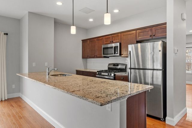 66 Oak St 66, Clinton, MA 01510