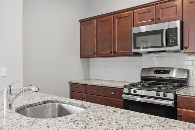 66 Oak St 66, Clinton, MA 01510