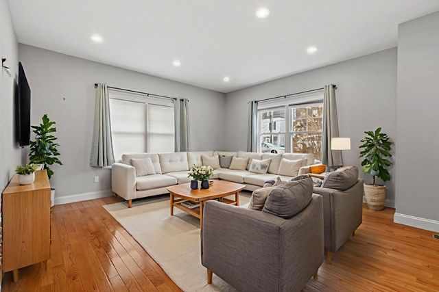 66 Oak St 66, Clinton, MA 01510