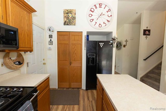5685 S Aylesbury Drive, Waterford, MI 48327