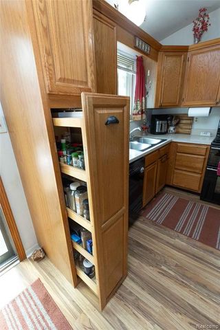 5685 S Aylesbury Drive, Waterford, MI 48327