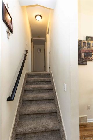 5685 S Aylesbury Drive, Waterford, MI 48327