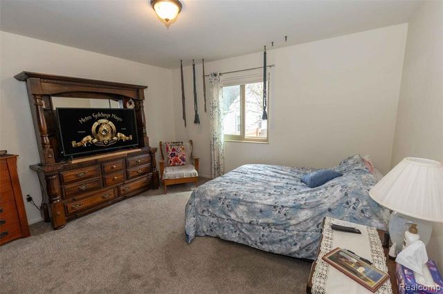 5685 S Aylesbury Drive, Waterford, MI 48327