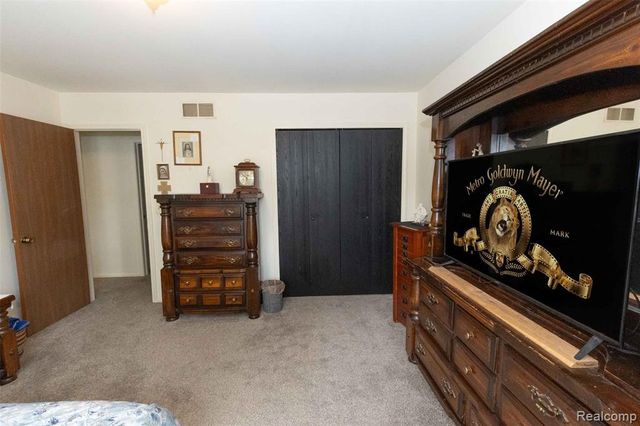 5685 S Aylesbury Drive, Waterford, MI 48327