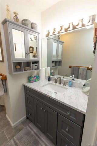 5685 S Aylesbury Drive, Waterford, MI 48327
