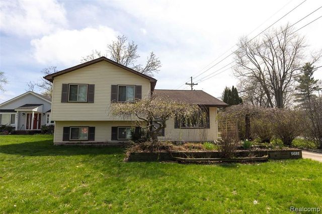 5685 S Aylesbury Drive, Waterford, MI 48327