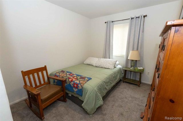 5685 S Aylesbury Drive, Waterford, MI 48327