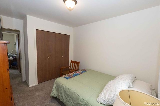 5685 S Aylesbury Drive, Waterford, MI 48327