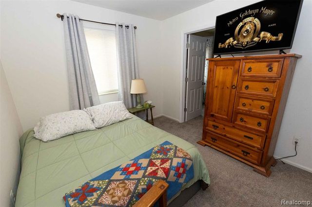 5685 S Aylesbury Drive, Waterford, MI 48327