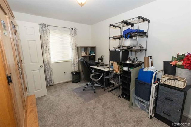 5685 S Aylesbury Drive, Waterford, MI 48327
