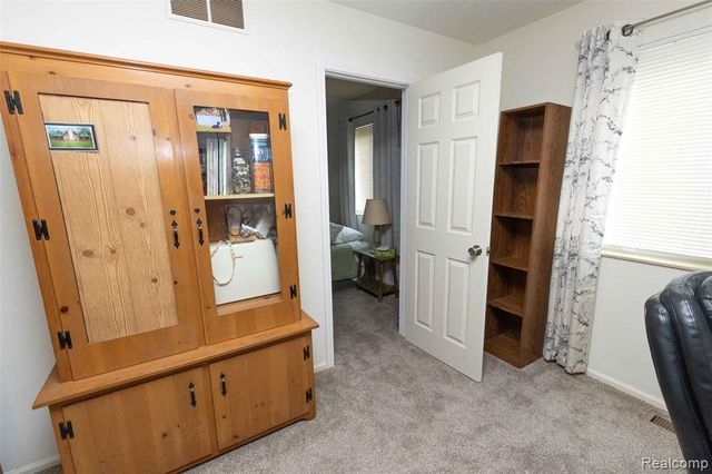 5685 S Aylesbury Drive, Waterford, MI 48327