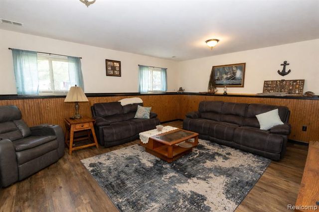 5685 S Aylesbury Drive, Waterford, MI 48327