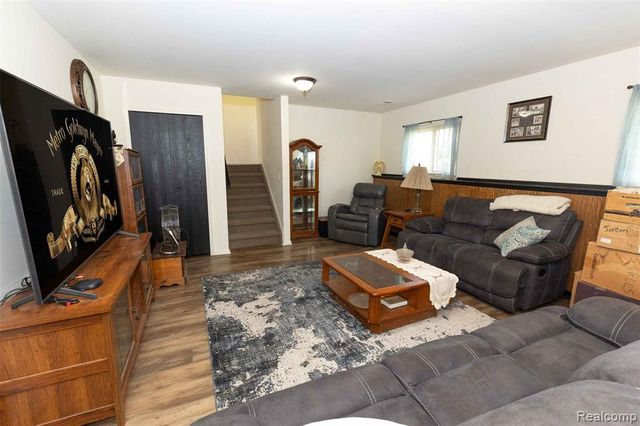 5685 S Aylesbury Drive, Waterford, MI 48327
