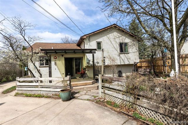 5685 S Aylesbury Drive, Waterford, MI 48327